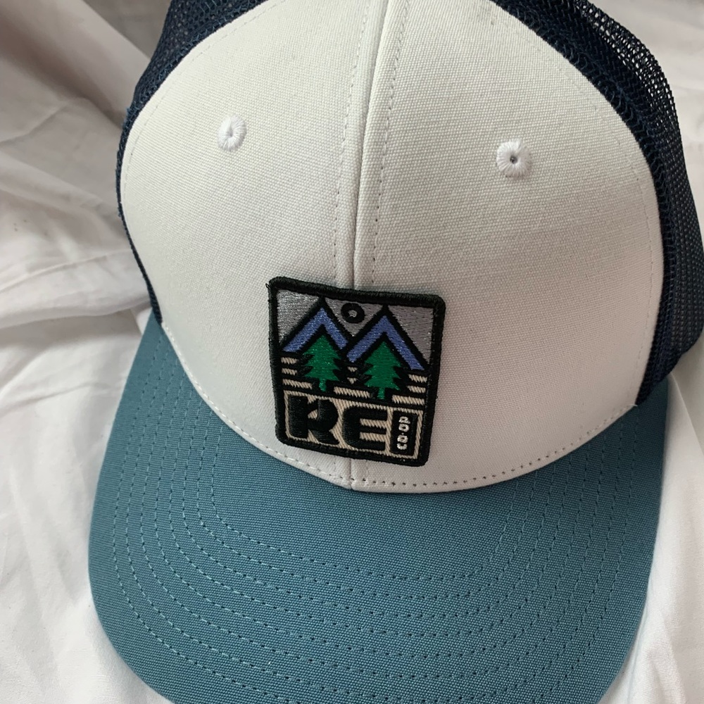 REI Two-Tone Trucker Hat in White and Teal Blue 👀BUNDLE😍SAVE🥳